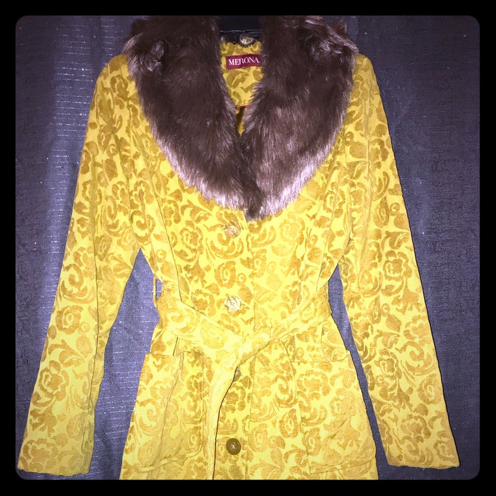 Gorgeous jacquard coat with fur size sm